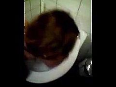 Junge Deutsche leckt oeffentliche Toilette ab!