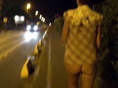 Winnixe walks naked on the street.