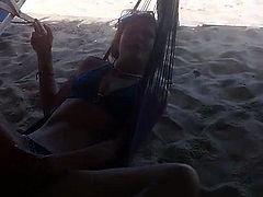 mi novia en la playa