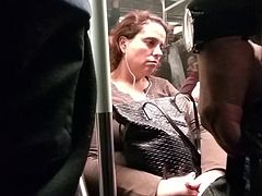 Olhando meu pau duro no Metro