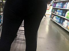 Sexy Latina in Leggings