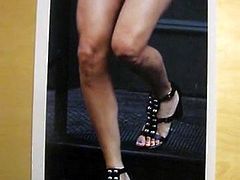 Taylor Swift Legs get a Load