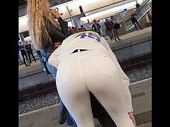 Big ass girl bending over