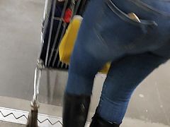 Juicy ass shaking milfs in tight jeans 3