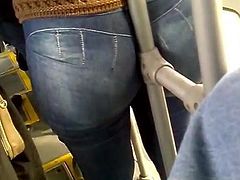 Un cul d'enfer dans le bus Candid ass jeans