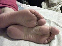 Cum on wrinkly soles and pink toenails.