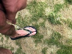 I piss my feets and flip flops in the yard