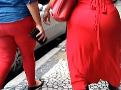 Loira cachorrona de vermelho