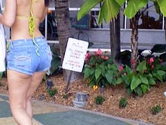 Check out this perfect girl walking down the street wearing tight shorts that let us witness her perfect booty in candid footage