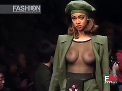 Tyra Banks showing her tits on the runway