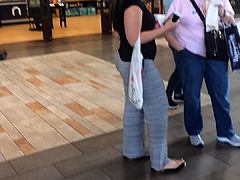 Nice thick ass in leggings at the food court