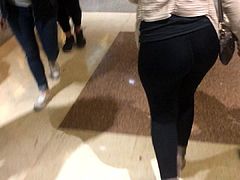 Another thick ass in leggings at the hockey game