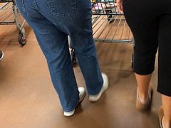 Teen ass in leggings walking with mom