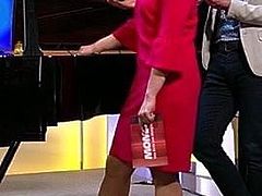Susan Link sexy im kurzen Kleid und High Heels Zeitlupe