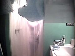 Great Body Woman in Shower-Hidden Cam Clip