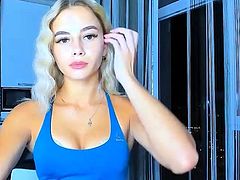 Gym Queen pulls down tights and shows ass-cunt camwhores