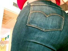 Big boob brunette masturbates on webcam