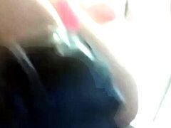 Ragazza si tocca nel bagno dell'aereo mentre viaggia