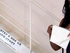 Uma mulher dominadora submete um gasfitero em uma cena